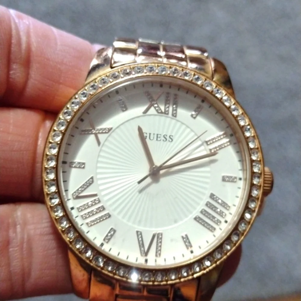 GUESS WOMEN'S GOLD-TONE GENUINE CRYSTAL QUARTZ SIZES 6 - 6.75